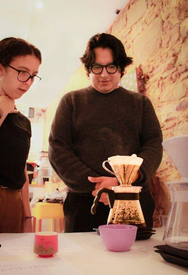 Alumno practicando V60