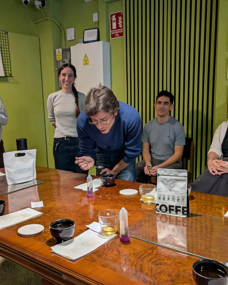 Sorbiendo con cuchara, como en un cupping
