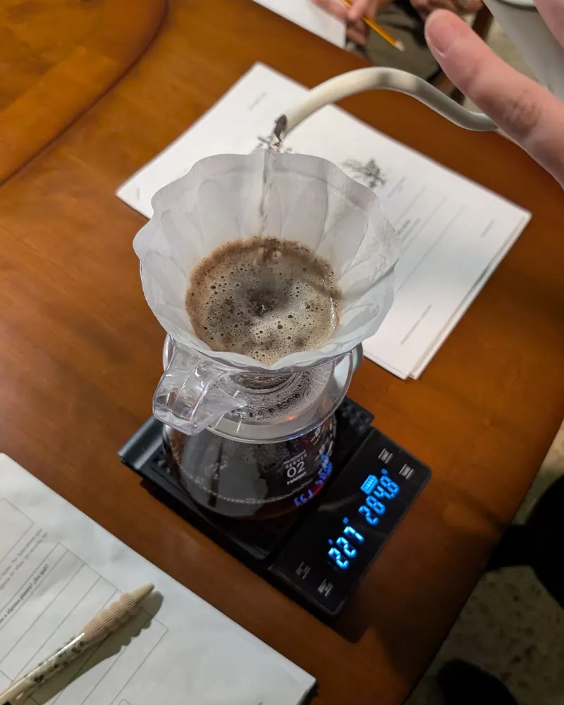 V60 con báscula en el taller de filtrado